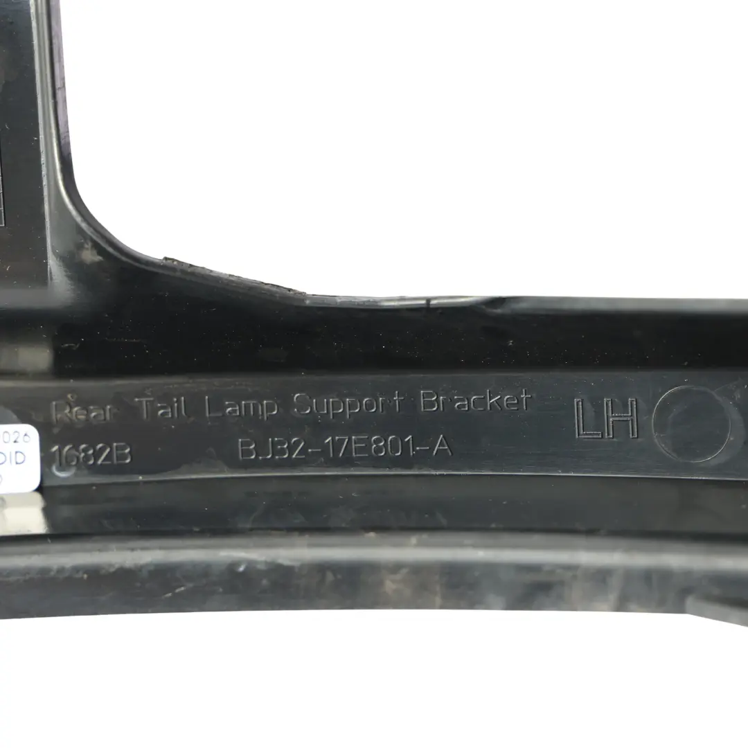 Soporte Paragolpes Trasero Montaje Luz Izquierdo para Range Rover L538 con número de pieza BJ32-17E801-A Range Rover L538 Soporte Paragolpes Trasero Montaje Luz Izquierdo - SKU BJ32-17E801-A - Número de pieza BJ32-17E801-A