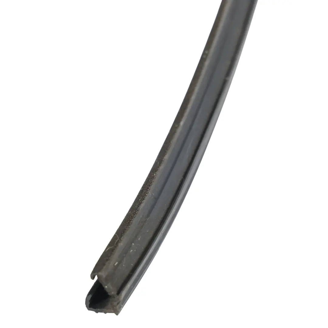 Door Glass Run Seal Rubber Front Right O/S to Land Rover Discovery 3 L319 with Part number CFE000482 Land Rover Discovery 3 L319 Door Glass Run Seal Rubber Front Right O/S - SKU CFE000482 - Part number CFE000482