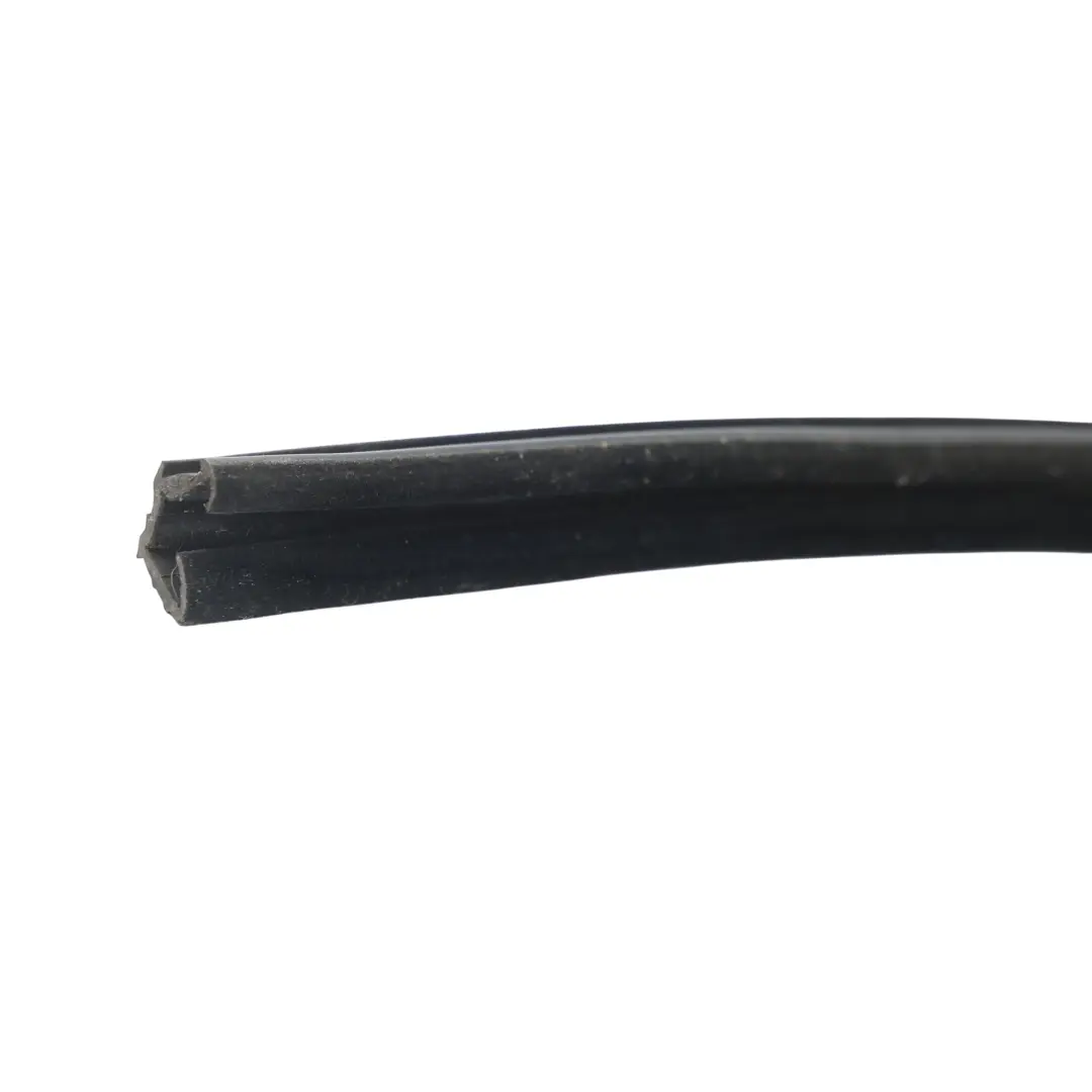 Door Glass Run Seal Rubber Front Right O/S to Land Rover Discovery 3 L319 with Part number CFE000482 Land Rover Discovery 3 L319 Door Glass Run Seal Rubber Front Right O/S - SKU CFE000482 - Part number CFE000482