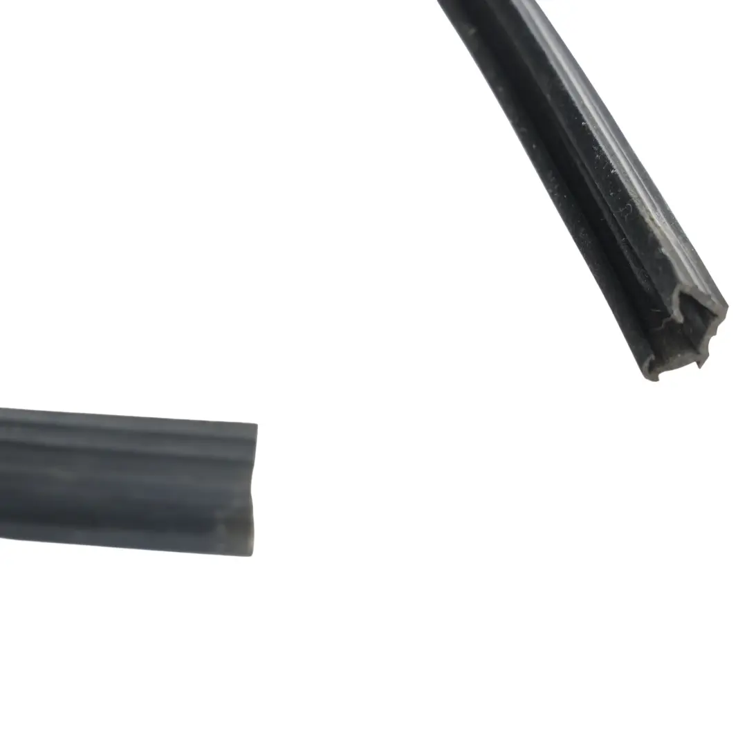 Door Glass Run Seal Rubber Front Right O/S to Land Rover Discovery 3 L319 with Part number CFE000482 Land Rover Discovery 3 L319 Door Glass Run Seal Rubber Front Right O/S - SKU CFE000482 - Part number CFE000482