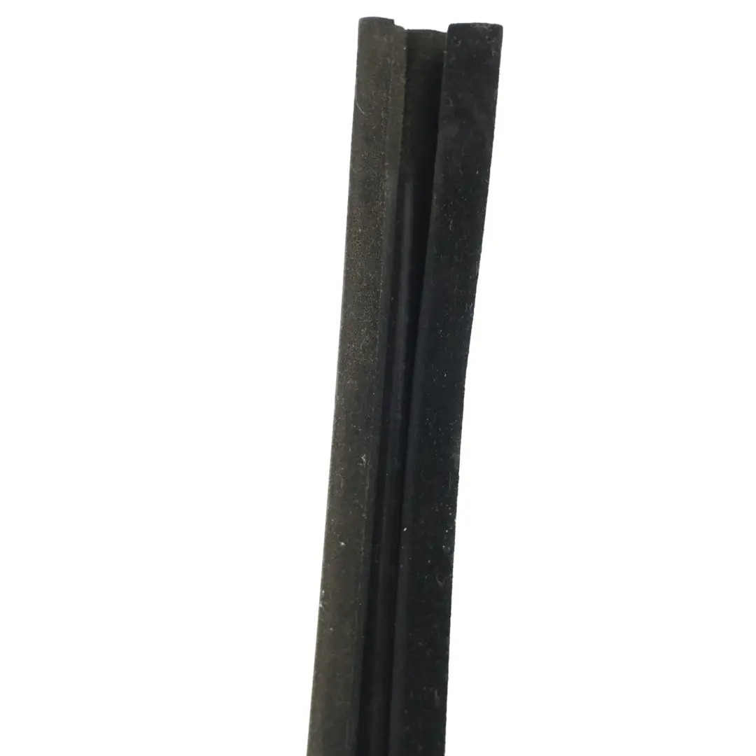 Door Glass Run Seal Rubber Front Right O/S to Land Rover Discovery 3 L319 with Part number CFE000482 Land Rover Discovery 3 L319 Door Glass Run Seal Rubber Front Right O/S - SKU CFE000482 - Part number CFE000482