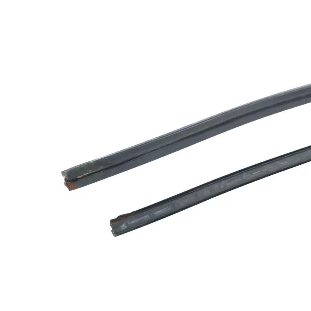 Junta Cristal Puerta Trasera Derecha para Land Rover Discovery 2 L318 con número de pieza CGE101510 Land Rover Discovery 2 L318 Junta Cristal Puerta Trasera Derecha - SKU CGE101510 - Número de pieza CGE101510
