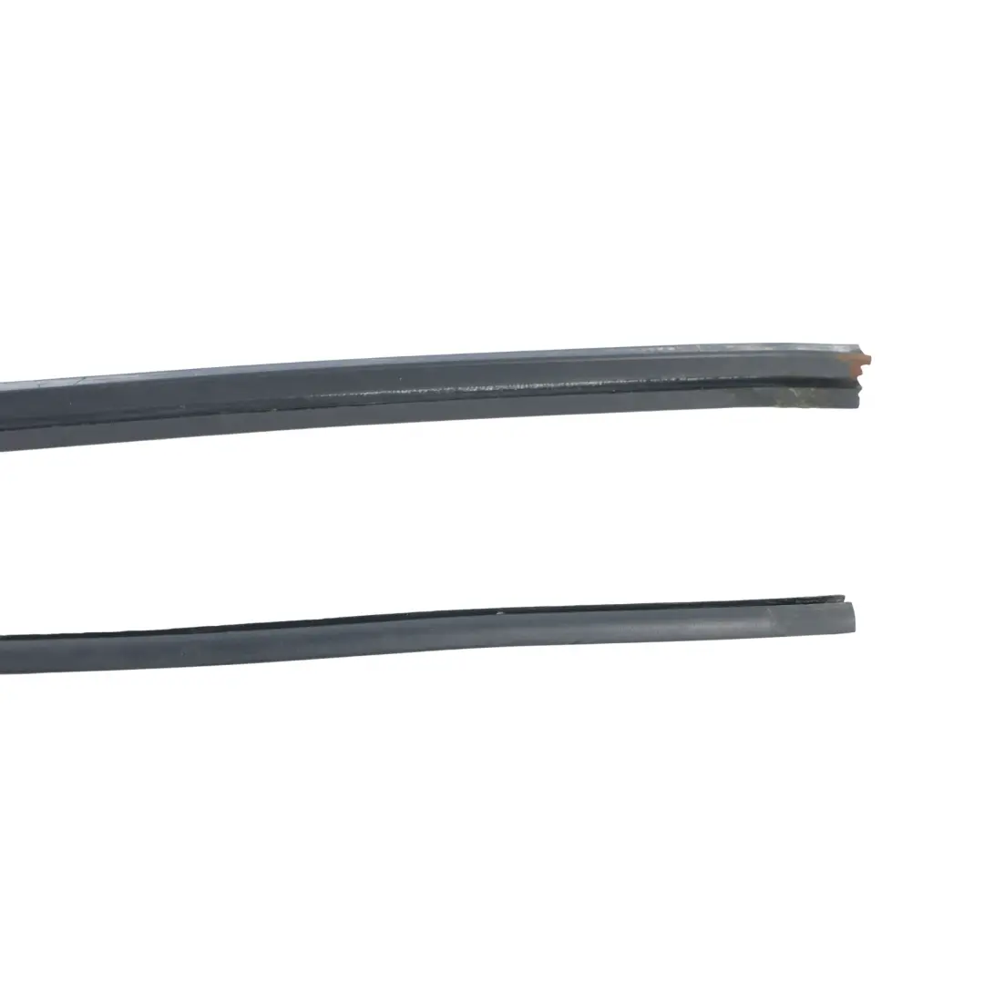 Junta Cristal Puerta Trasera Derecha para Land Rover Discovery 2 L318 con número de pieza CGE101510 Land Rover Discovery 2 L318 Junta Cristal Puerta Trasera Derecha - SKU CGE101510 - Número de pieza CGE101510