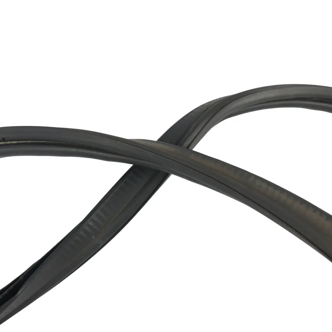 Boot Lid Seal Gasket Rubber 5H32-40370-AA to Range Rover Sport L320 Rear Tailgate with Part number CKE500021 Range Rover Sport L320 Rear Tailgate Boot Lid Seal Gasket Rubber 5H32-40370-AA - SKU CKE500021 - Part number CKE500021