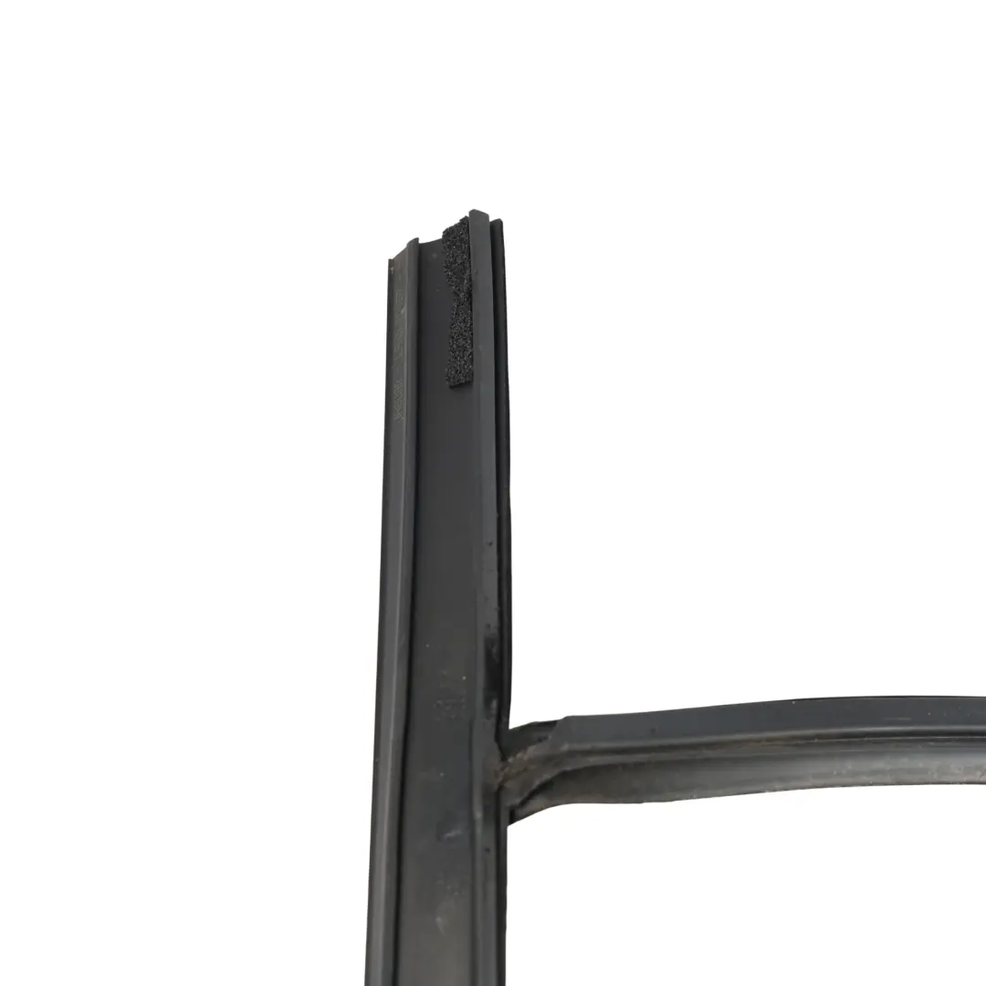 Guarnizione Vetro Porta Anteriore Destra per Range Rover Velar L560 con numero di parte J8A2-21596-A Range Rover Velar L560 Guarnizione Vetro Porta Anteriore Destra - SKU J8A2-21596-A - Numero di parte J8A2-21596-A