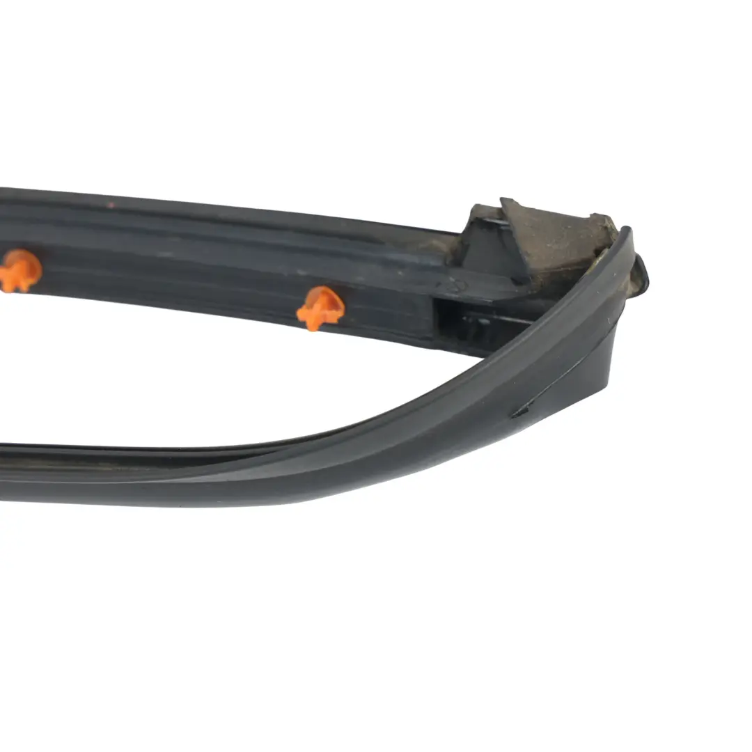 Tylna Prawa Uszczelka Drzwi do Range Rover Velar L560 o numerze J8A2-250A20-A Range Rover Velar L560 Tylna Prawa Uszczelka Drzwi - SKU J8A2-250A20-A - Numer Części J8A2-250A20-A