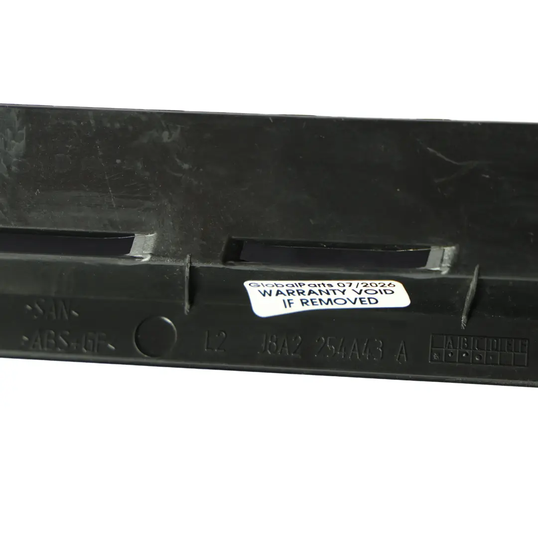 Moldura Puerta Trasera Izquierda para Range Rover Velar L560 con número de pieza J8A2-254A43-A Range Rover Velar L560 Moldura Puerta Trasera Izquierda - SKU J8A2-254A43-A - Número de pieza J8A2-254A43-A