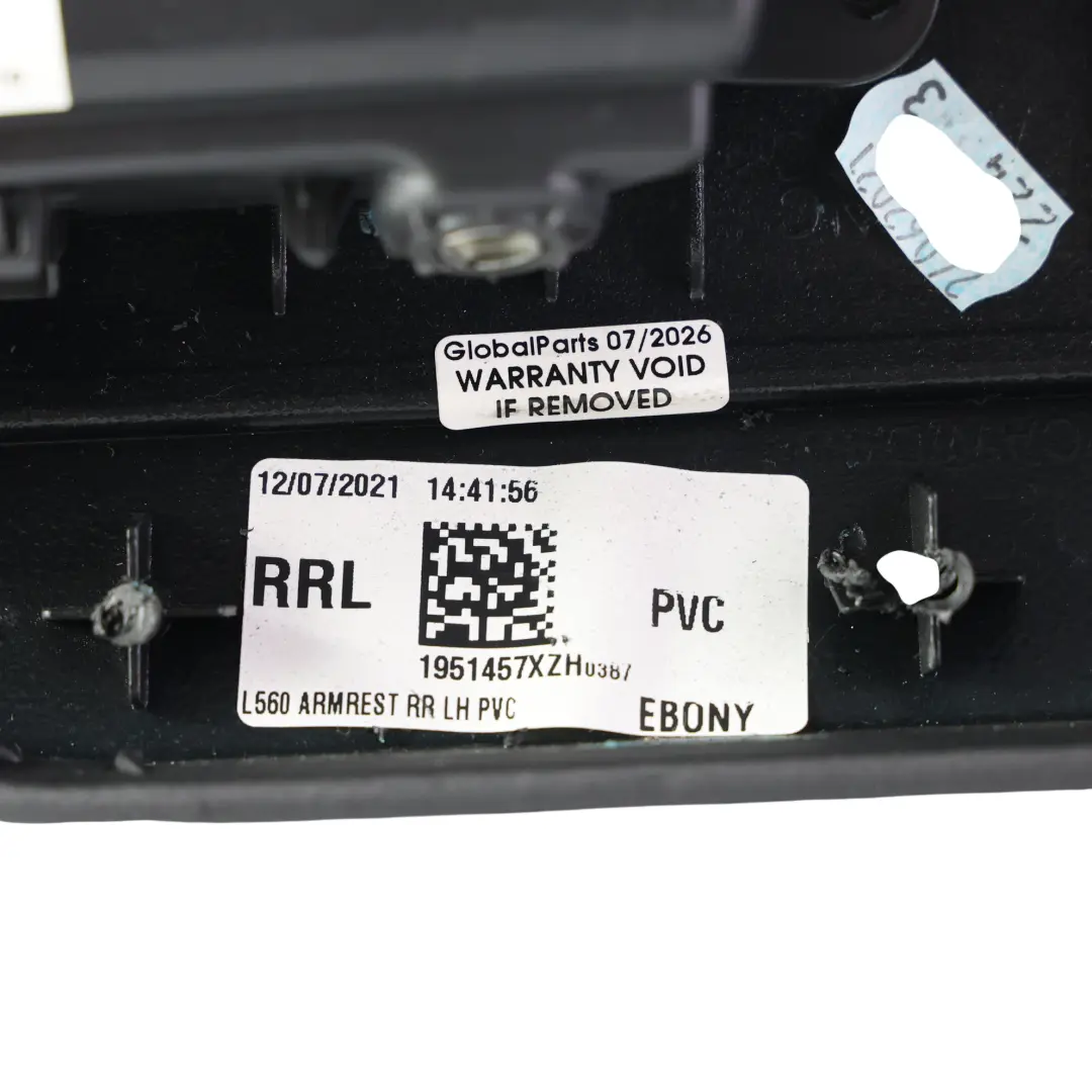 Range Rover L560 Osłona Klamki Tylnych Drzwi Lewa - SKU J8A2-27541-AAW - Numer Części J8A2-27541-AAW