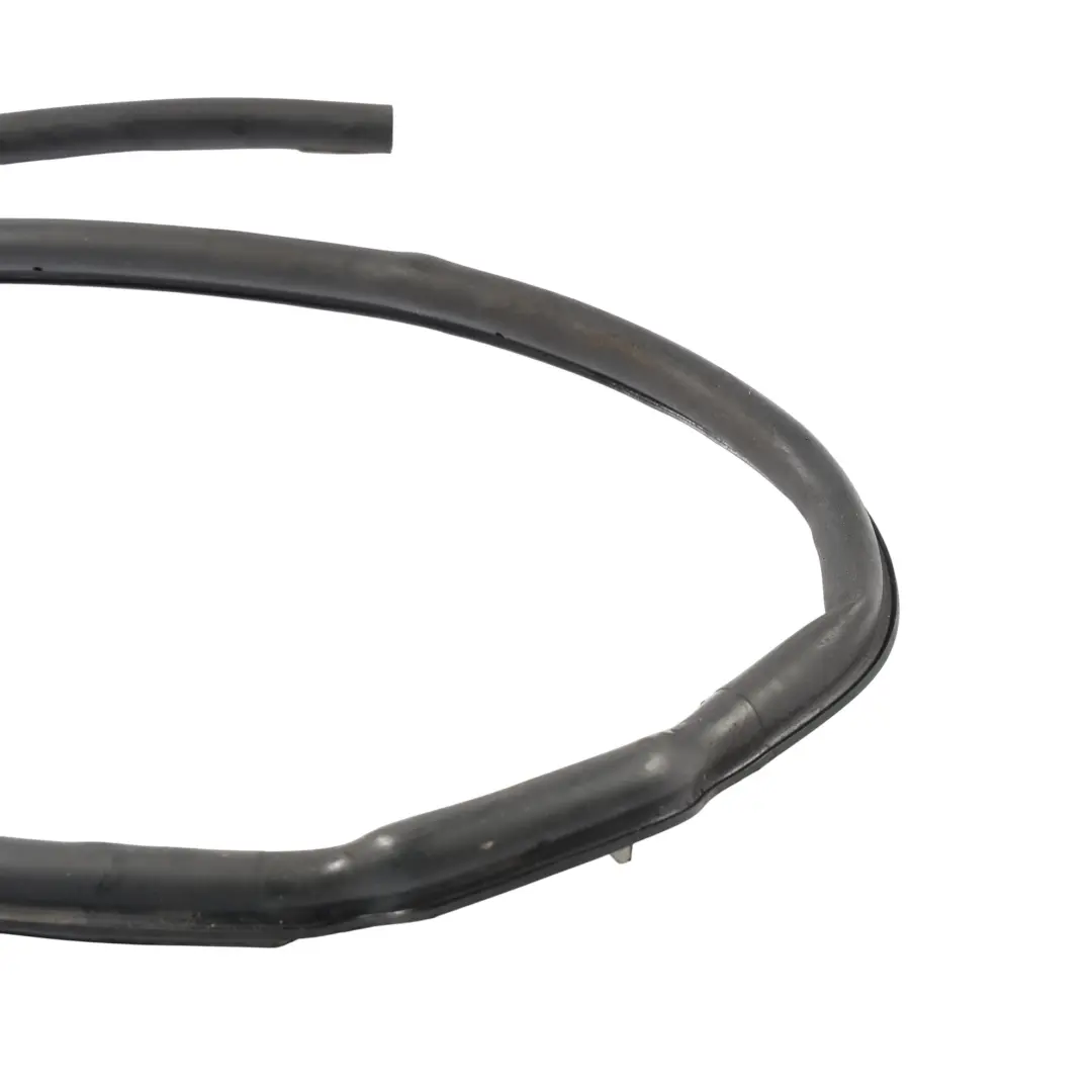 Guarnizione Gomma Cofano per Range Rover Discovery Sport L550 con numero di parte K8D2-16C834-AB Range Rover Discovery Sport L550 Guarnizione Gomma Cofano - SKU K8D2-16C834-AB - Numero di parte K8D2-16C834-AB