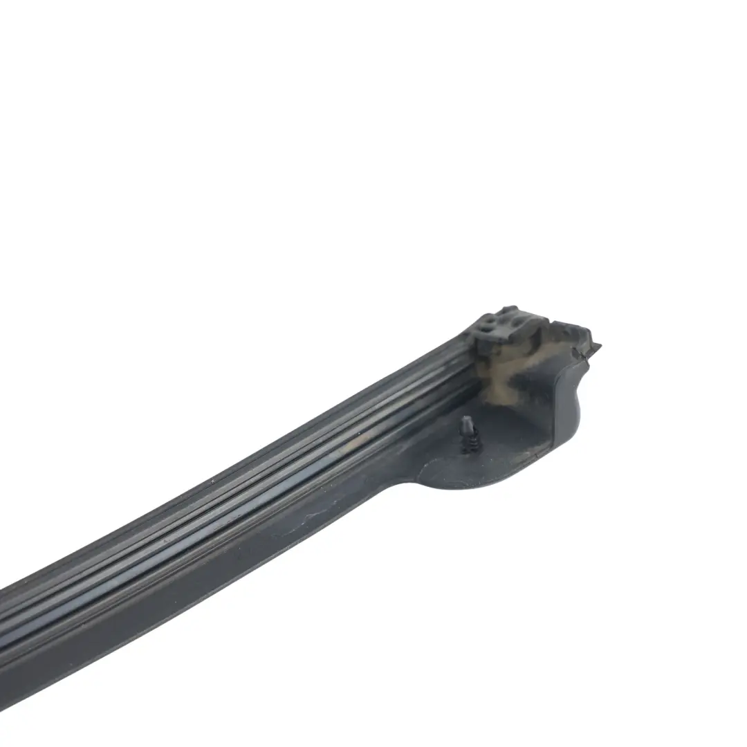 Guarnizione Vetro Anteriore Sinistro per Range Rover Evoque L551 con numero di parte K8D2-20519-A Range Rover Evoque L551 Guarnizione Vetro Anteriore Sinistro - SKU K8D2-20519-A - Numero di parte K8D2-20519-A