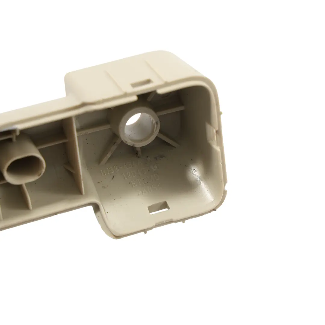 Uchwyt Bagażnika Beżowy BJ32-434A14-ADW do Land Rover Range Rover L538 L405 o numerze LR033638 Land Rover Range Rover L538 L405 Uchwyt Bagażnika Beżowy BJ32-434A14-ADW - SKU LR033638-1 - Numer Części LR033638