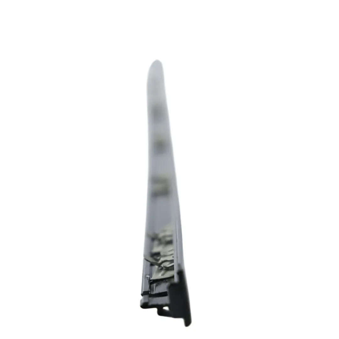 Baguette Porte Arrière Droit pour Land Rover Range Rover Velar L560 à propos du numéro de pièce J8A2-255A60-AD Land Rover Range Rover Velar L560 Baguette Porte Arrière Droit - SKU LR092730 - Numéro de pièce J8A2-255A60-AD