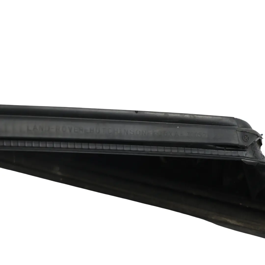 Land Rover Range Rover Velar L560 Joint Guide Vitre Arrière Droit J8A2-25766-AD - SKU LR128134 - Numéro de pièce LR128134