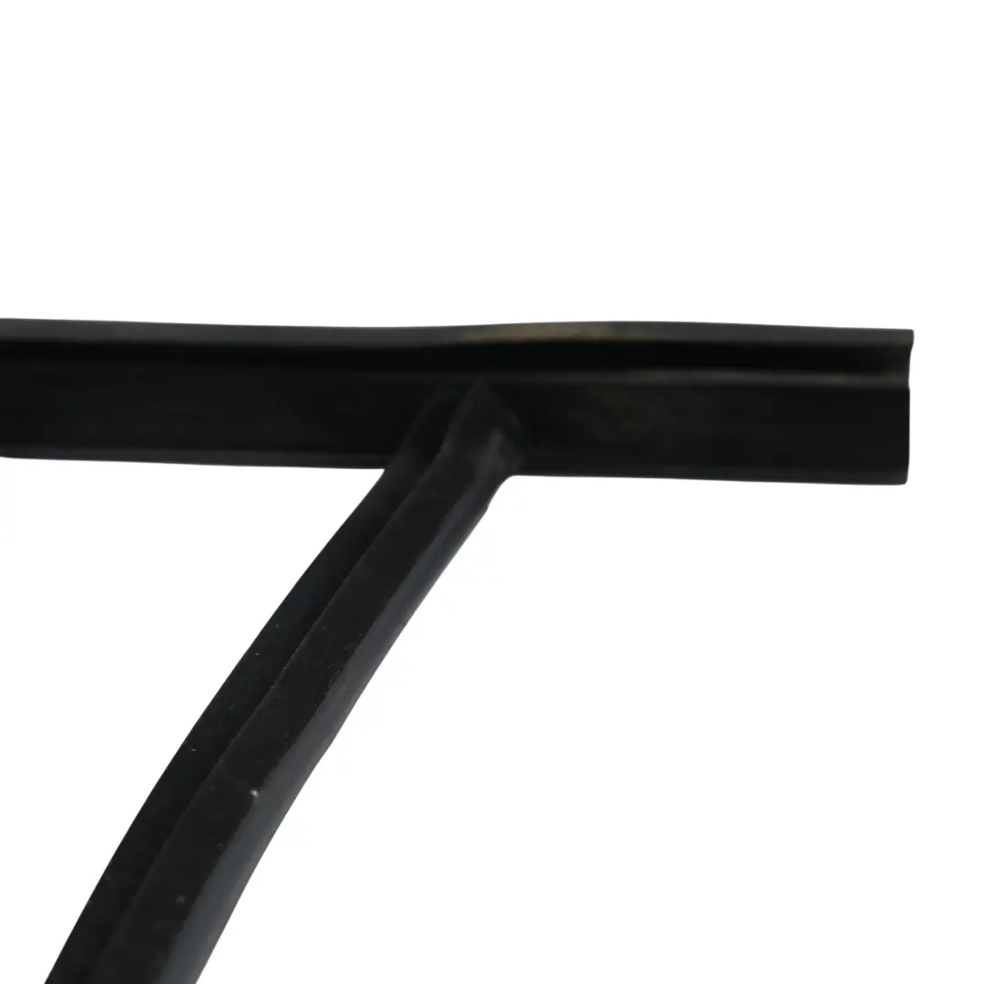 Joint Guide Vitre Arrière Droit J8A2-25766-AD pour Land Rover Range Rover Velar L560 à propos du numéro de pièce LR128134 Land Rover Range Rover Velar L560 Joint Guide Vitre Arrière Droit J8A2-25766-AD - SKU LR128134 - Numéro de pièce LR128134