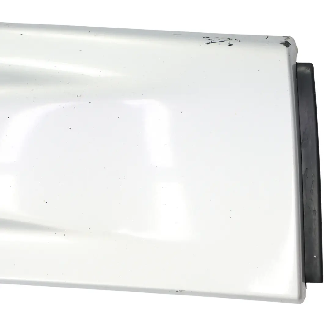 Moldura Puerta Delantera Izquierda Hakuba Plata para Range Rover Sport L494 con número de pieza LR133767 Range Rover Sport L494 Moldura Puerta Delantera Izquierda Hakuba Plata - SKU LR133767-HSI - Número de pieza LR133767