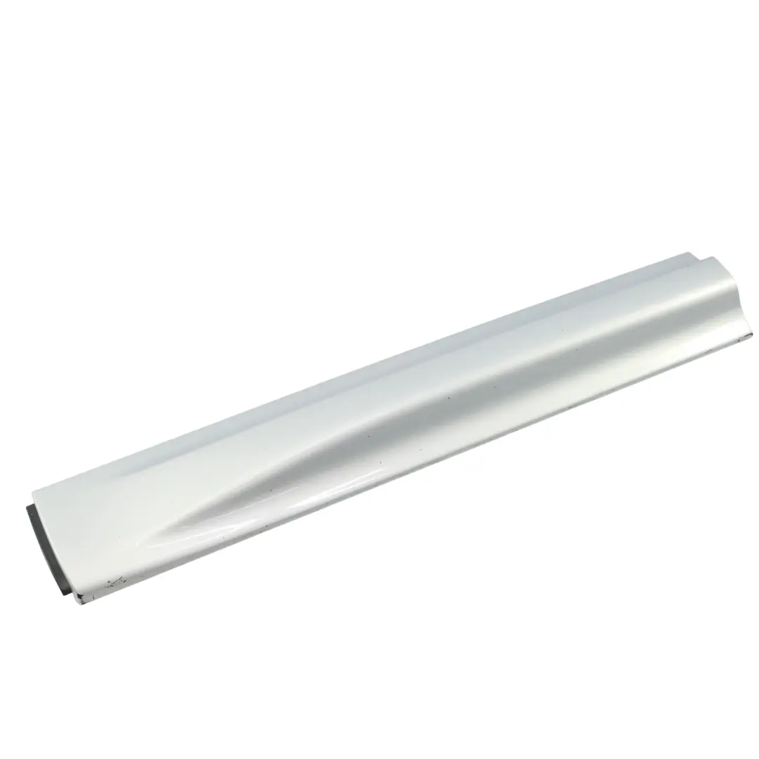 Moldura Puerta Delantera Izquierda Hakuba Plata para Range Rover Sport L494 con número de pieza LR133767 Range Rover Sport L494 Moldura Puerta Delantera Izquierda Hakuba Plata - SKU LR133767-HSI - Número de pieza LR133767