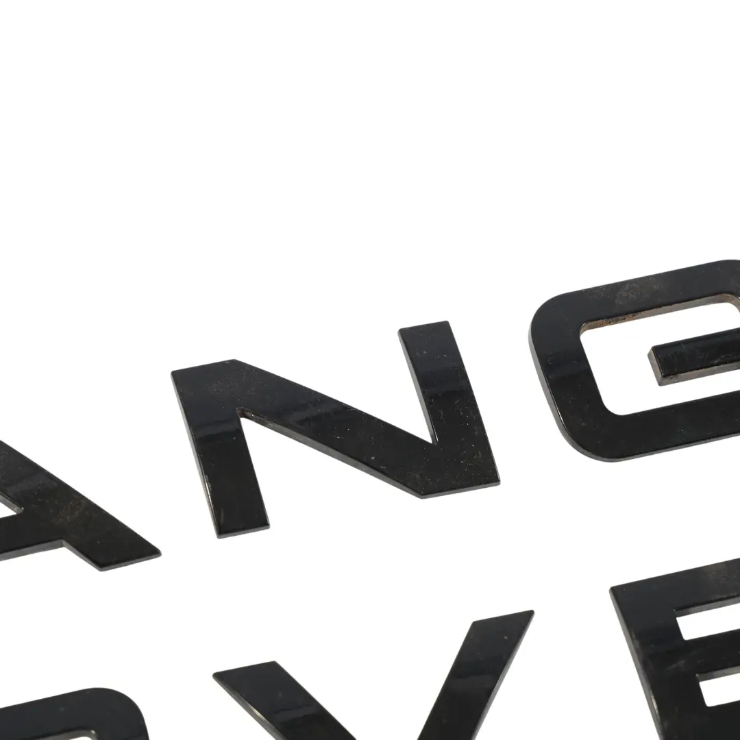 Napis Logo Na Maskę Przednią do Land Rover Range Rover Velar L560 o numerze LR147293 Land Rover Range Rover Velar L560 Napis Logo Na Maskę Przednią - SKU LR147293 - Numer Części LR147293