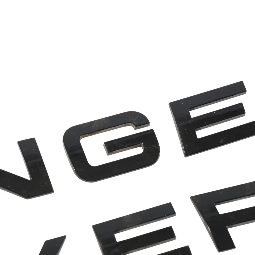 Napis Logo Na Maskę Przednią do Land Rover Range Rover Velar L560 o numerze LR147293 Land Rover Range Rover Velar L560 Napis Logo Na Maskę Przednią - SKU LR147293 - Numer Części LR147293