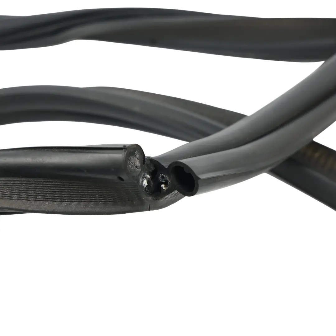 Junta Goma Portón Trasero J8A2-43712-AD para Range Rover Velar L560 con número de pieza LR183635 Range Rover Velar L560 Junta Goma Portón Trasero J8A2-43712-AD - SKU LR183635 - Número de pieza LR183635