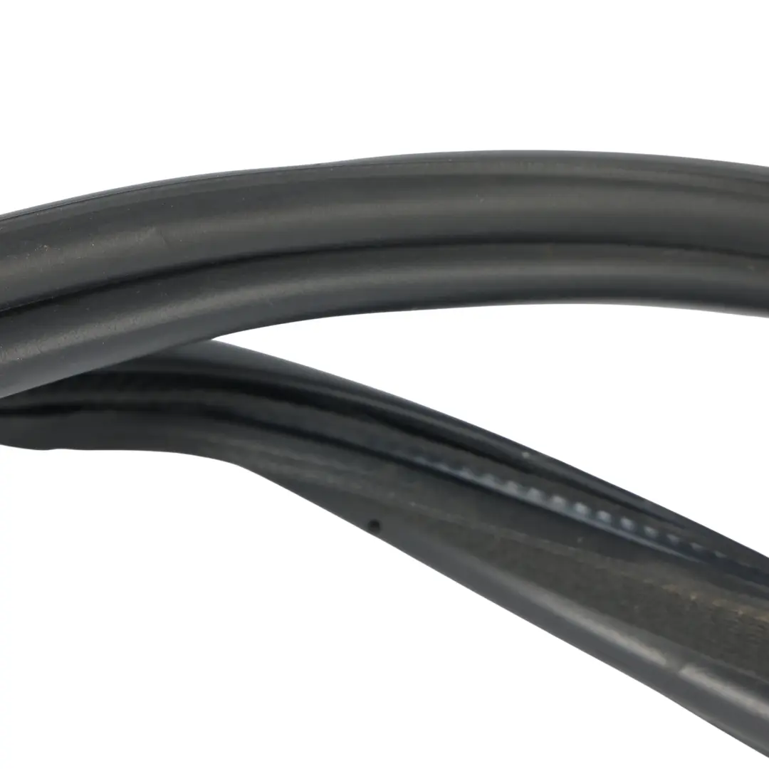 Guarnizione Portellone Posteriore Gomma J8A2-43712-AD per Range Rover Velar L560 con numero di parte LR183635 Range Rover Velar L560 Guarnizione Portellone Posteriore Gomma J8A2-43712-AD - SKU LR183635 - Numero di parte LR183635