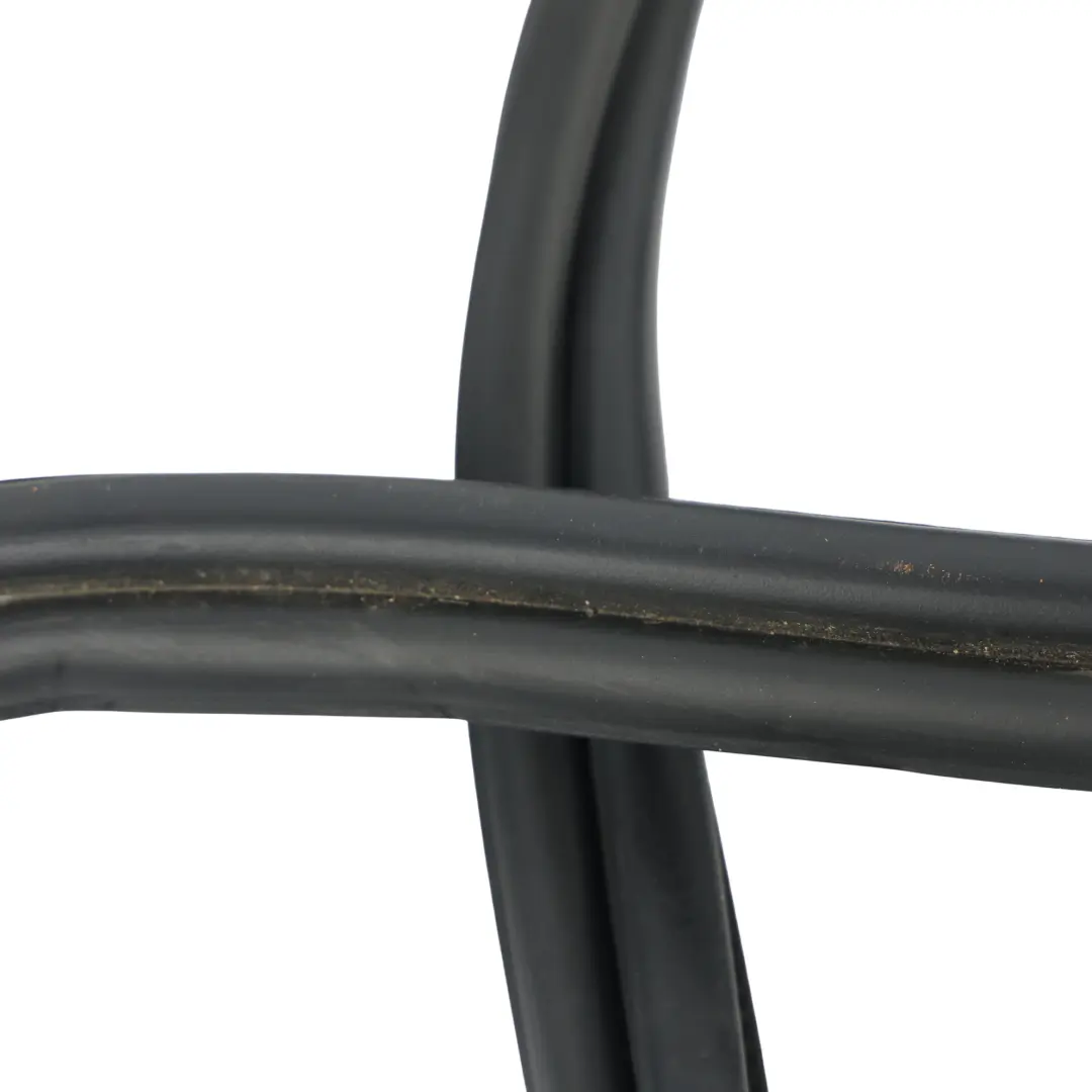 Guarnizione Portellone Posteriore Gomma J8A2-43712-AD per Range Rover Velar L560 con numero di parte LR183635 Range Rover Velar L560 Guarnizione Portellone Posteriore Gomma J8A2-43712-AD - SKU LR183635 - Numero di parte LR183635