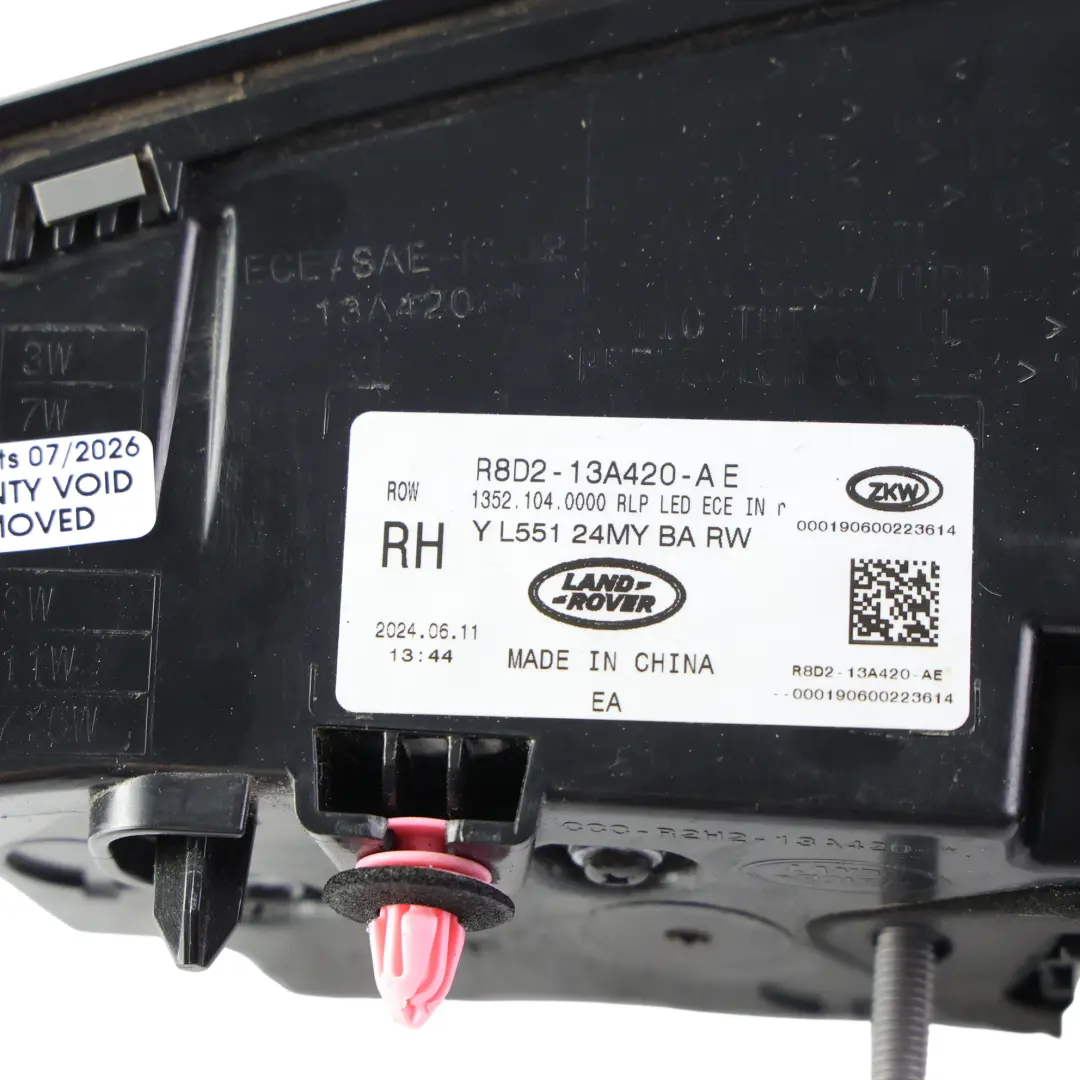 Range Rover Evoque L551 Lampa Klapy Bagażnika Prawa 2023-26 - SKU R8D2-13A420-AE - Numer Części R8D2-13A420-AE