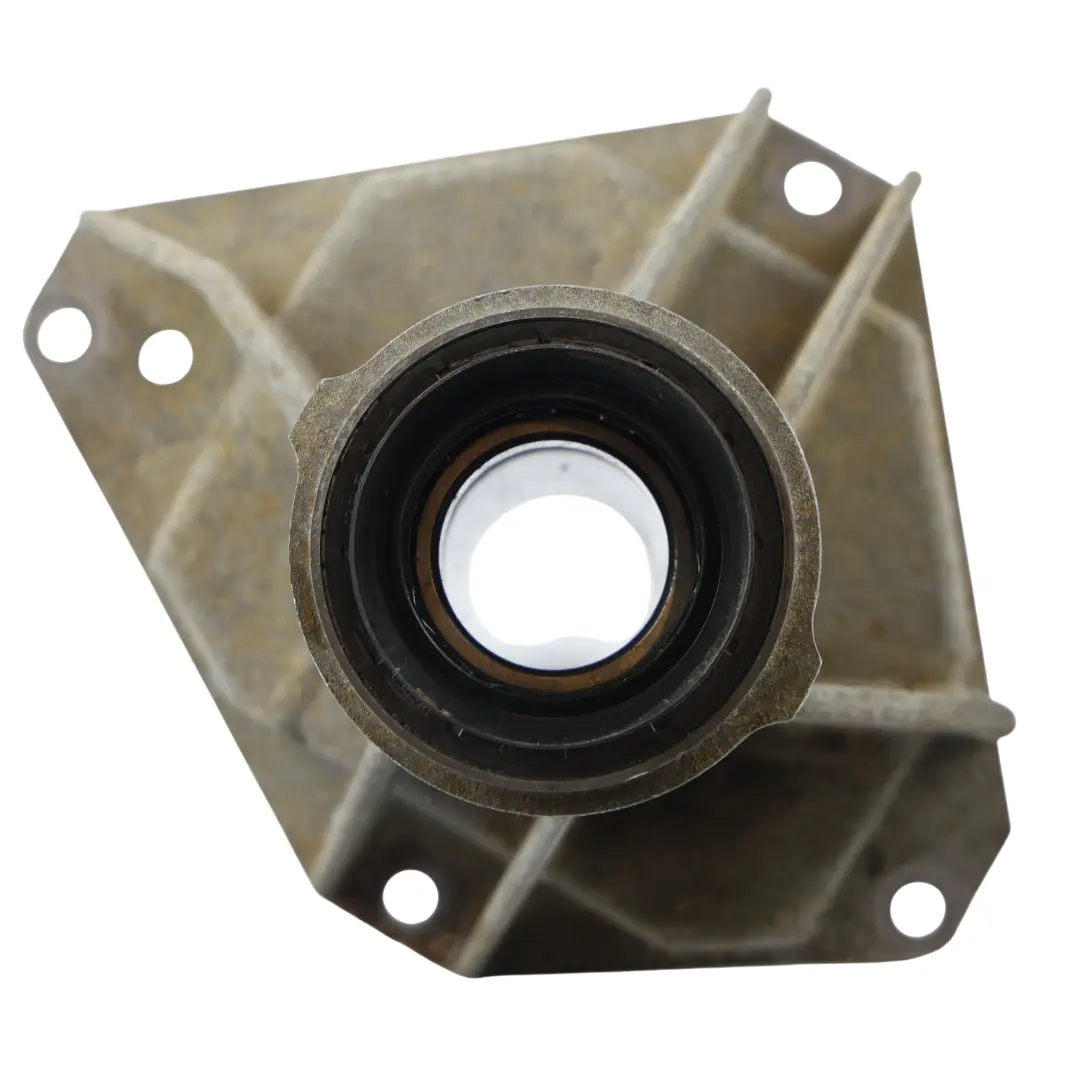 Support Palier Arbre Transmission Avant Range Rover L322 pour Land Rover à propos du numéro de pièce TAU000040 Land Rover Support Palier Arbre Transmission Avant Range Rover L322 - SKU TAU000040 - Numéro de pièce TAU000040