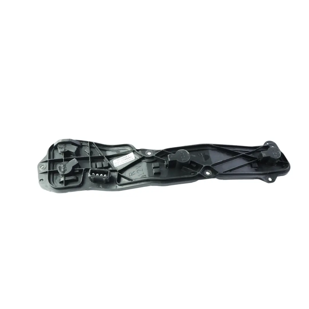 Land Rover Discovery L318 Support Ampoule Feu Arrière Droit - SKU XFM100320 - Numéro de pièce XFM100320