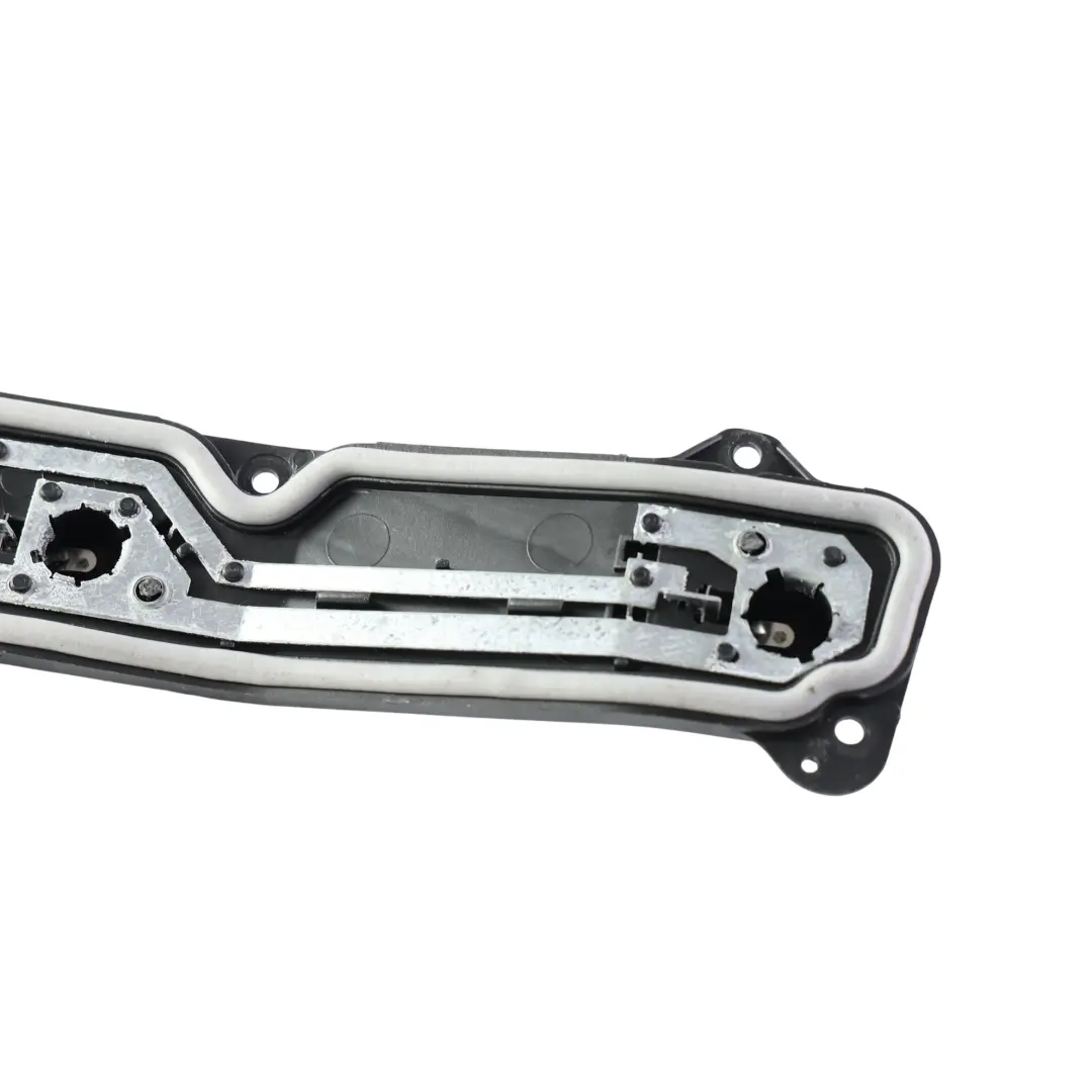 Copertura Portalampada Posteriore Destro per Land Rover Discovery L318 con numero di parte XFM100320 Land Rover Discovery L318 Copertura Portalampada Posteriore Destro - SKU XFM100320 - Numero di parte XFM100320