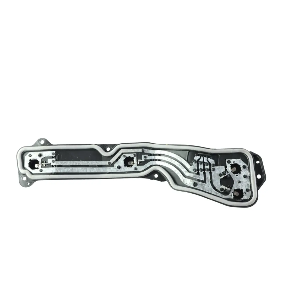 Heckleuchte Lampenhalter Abdeckung Links für Land Rover Discovery 2 L318 mit Teilenummer XFM100330 Land Rover Discovery 2 L318 Heckleuchte Lampenhalter Abdeckung Links - SKU XFM100330 - Teilenummer XFM100330