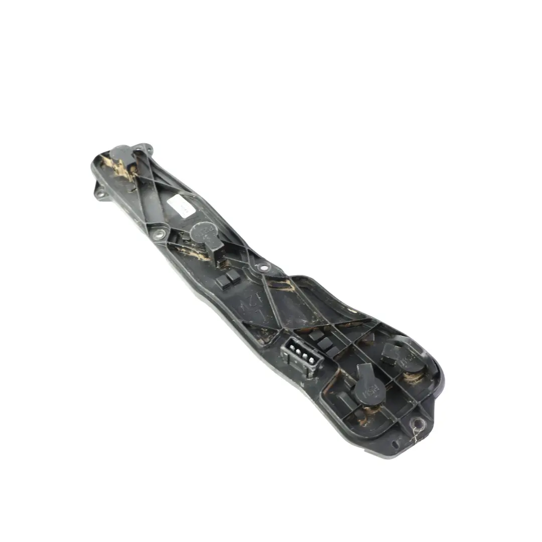 Tapa Portalámparas Luz Trasera Izquierda para Land Rover Discovery 2 L318 con número de pieza XFM100330 Land Rover Discovery 2 L318 Tapa Portalámparas Luz Trasera Izquierda - SKU XFM100330 - Número de pieza XFM100330