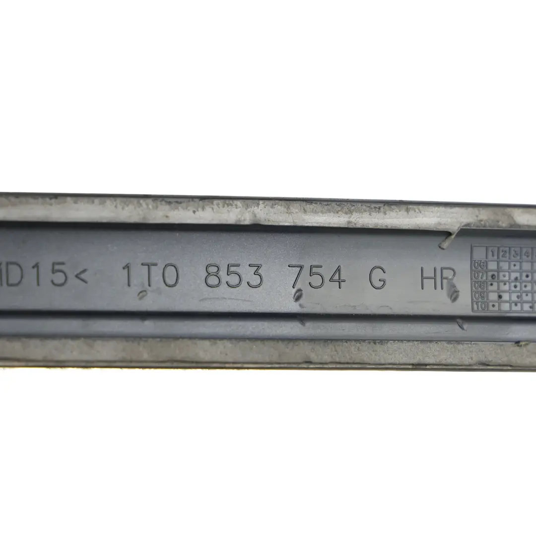 Deflector Agua Trasero Moldura Derecha Azul Noche H5X para Volkswagen Touran 1T con número de pieza 1T0853754G Volkswagen Touran 1T Deflector Agua Trasero Moldura Derecha Azul Noche H5X - SKU 1T0853754G-NBL - Número de pieza 1T0853754G