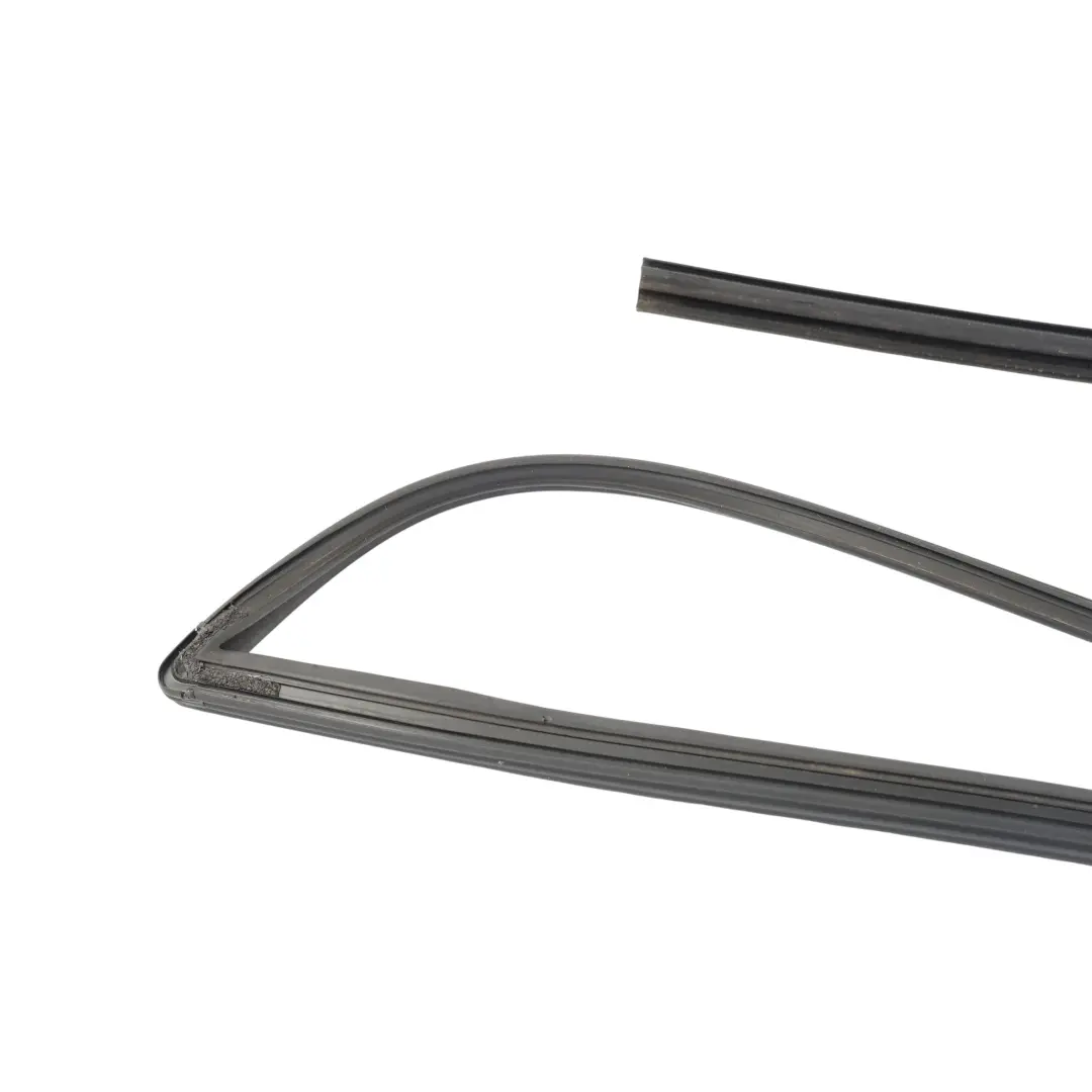 Ford Fiesta MK8 Joint Cadre Vitre Porte Avant Droit H1BB-A21510-AE - SKU 2412547 - Numéro de pièce 2412547