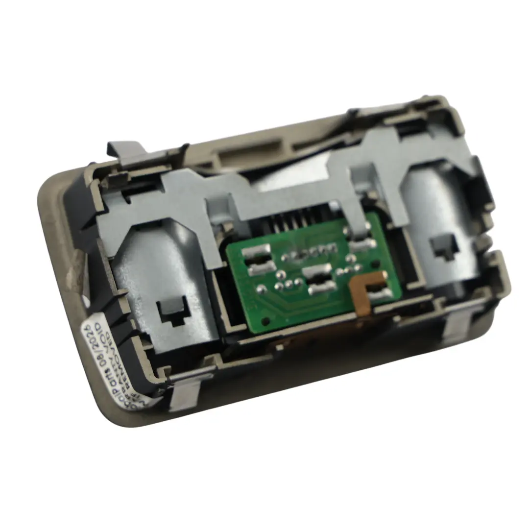 Audi A4 B7 Lampka Podsufitki Tylna Oświetlenie Wnętrza Czarna - SKU 4B9947123-1 - Numer Części 4B9947123