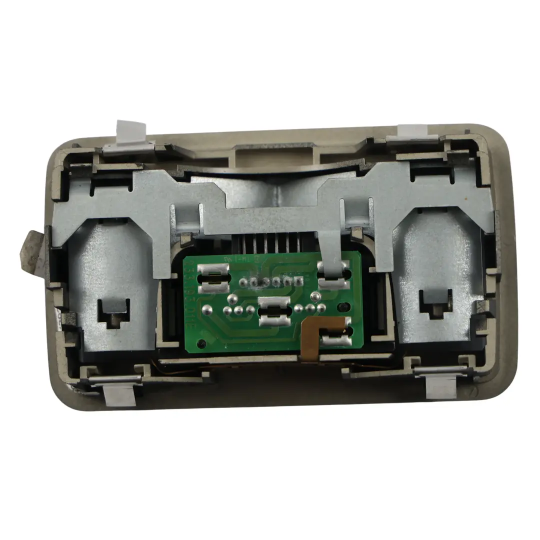 Audi A4 B7 Lampka Podsufitki Tylna Oświetlenie Wnętrza Czarna - SKU 4B9947123-1 - Numer Części 4B9947123