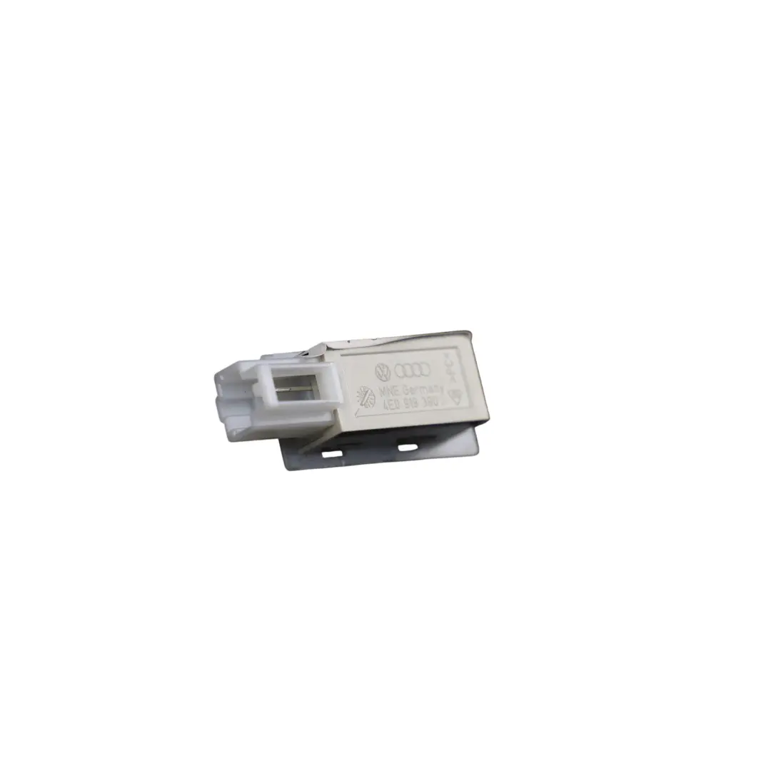 Lampka Schowka Drzwi Przedni Tylny Lewy Prawy do Audi RS Q3 8U o numerze 4E0919390 Audi RS Q3 8U Lampka Schowka Drzwi Przedni Tylny Lewy Prawy - SKU 4E0919390 - Numer Części 4E0919390