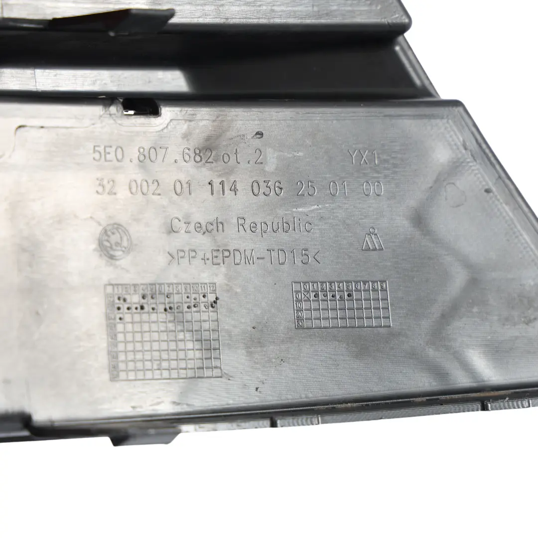 Mk3 Kratka Dolna Zderzaka Przedniego Prawa do Skoda Octavia o numerze 5E0807682 Skoda Octavia Mk3 Kratka Dolna Zderzaka Przedniego Prawa - SKU 5E0807682 - Numer Części 5E0807682