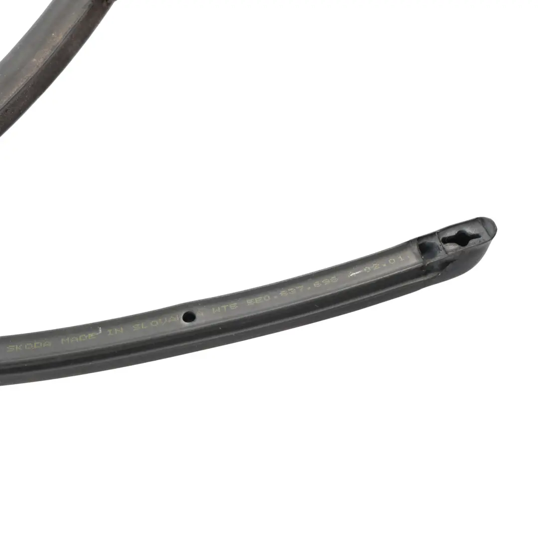 Uszczelka Drzwi Przednich Zewnętrzna Prawa do Skoda Octavia 5E VR o numerze 5E0837698A Skoda Octavia 5E VR Uszczelka Drzwi Przednich Zewnętrzna Prawa - SKU 5E0837698A - Numer Części 5E0837698A