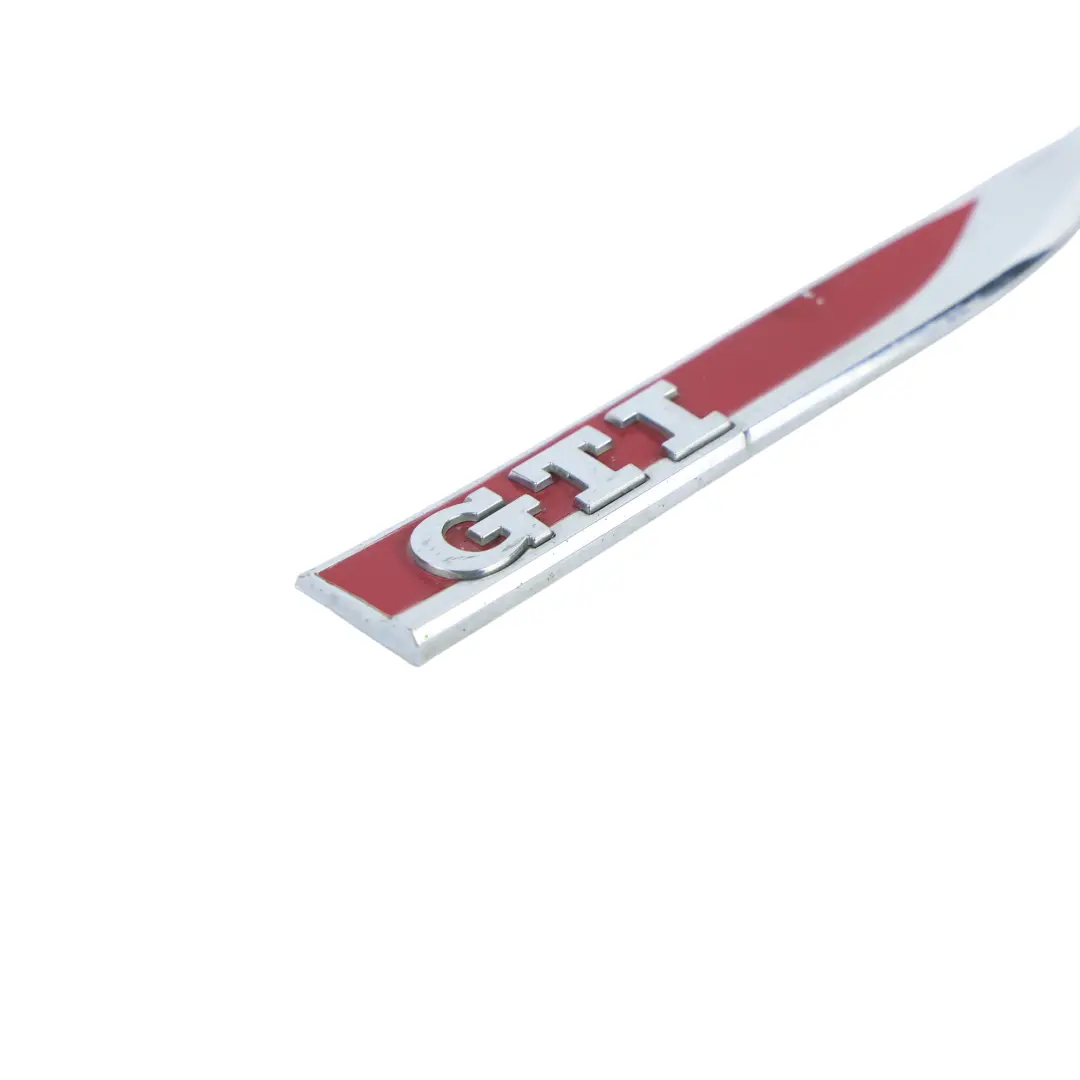 Emblema Moldura Guardabarros Derecho para Volkswagen Golf Mk7 GTI con número de pieza 5G0853688M Volkswagen Golf Mk7 GTI Emblema Moldura Guardabarros Derecho - SKU 5G0853688M - Número de pieza 5G0853688M