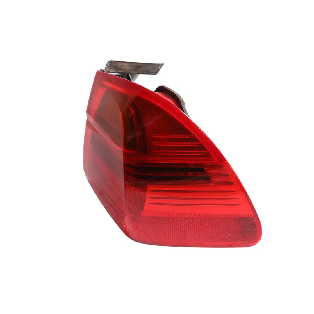 Luz Trasera Panel Lateral Derecho para BMW E91 con número de pieza 7160062 BMW E91 Luz Trasera Panel Lateral Derecho - SKU 7160062 - Número de pieza 7160062
