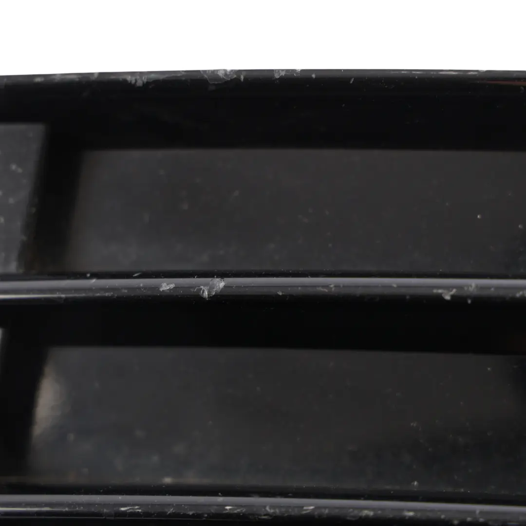 Przednia Prawa Kratka Zderzaka Przeciwmgielna do Audi A3 8P o numerze 8P0807682K Audi A3 8P Przednia Prawa Kratka Zderzaka Przeciwmgielna - SKU 8P0807682K - Numer Części 8P0807682K