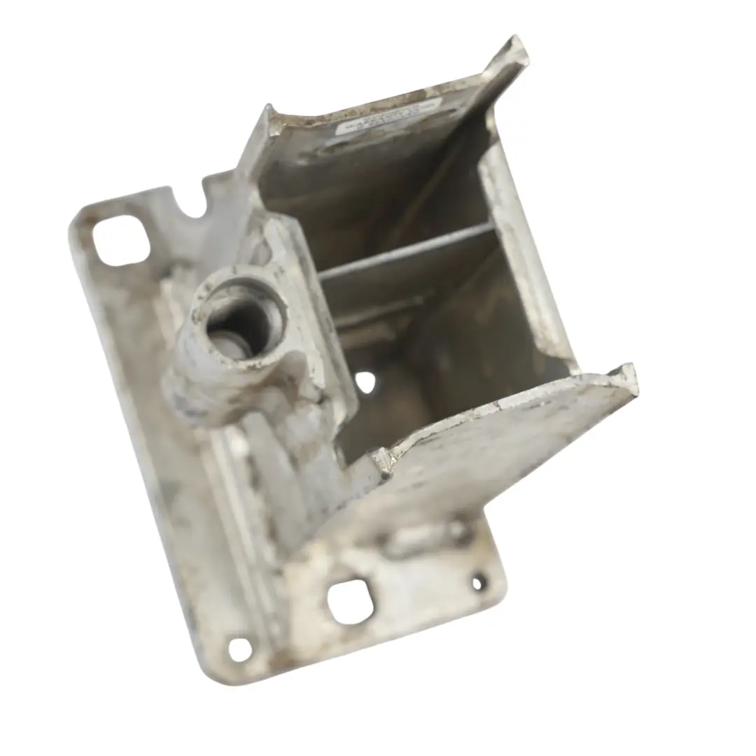 Supporto Rinforzo Barra Anteriore Destra per Audi Q5 8R con numero di parte 8R0807134 Audi Q5 8R Supporto Rinforzo Barra Anteriore Destra - SKU 8R0807134 - Numero di parte 8R0807134