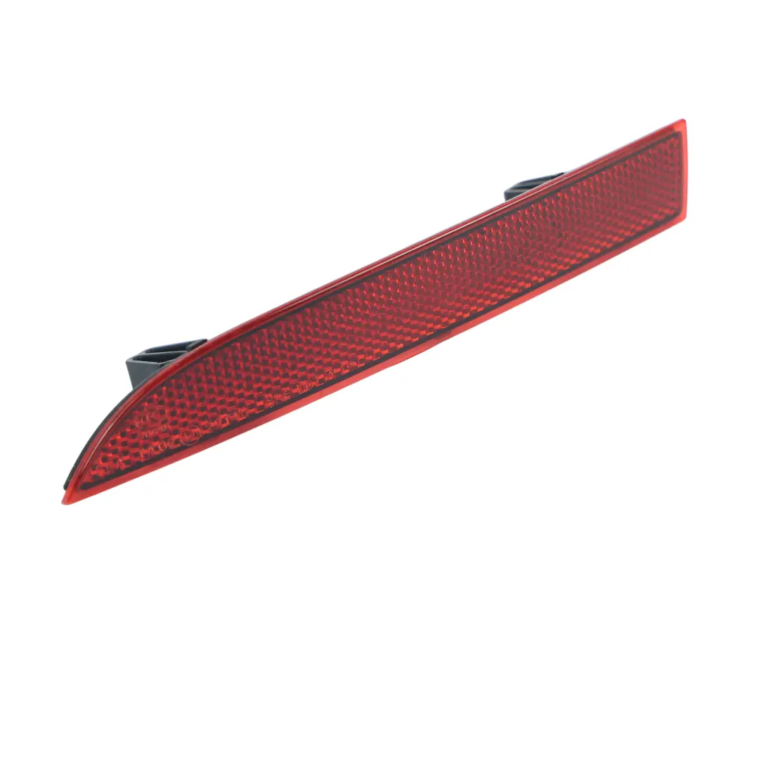 Riflettore Luce Paraurti Posteriore Esterno Sinistro per Audi A4 B9 con numero di parte 8W0945105AA Audi A4 B9 Riflettore Luce Paraurti Posteriore Esterno Sinistro - SKU 8W0945105AA - Numero di parte 8W0945105AA