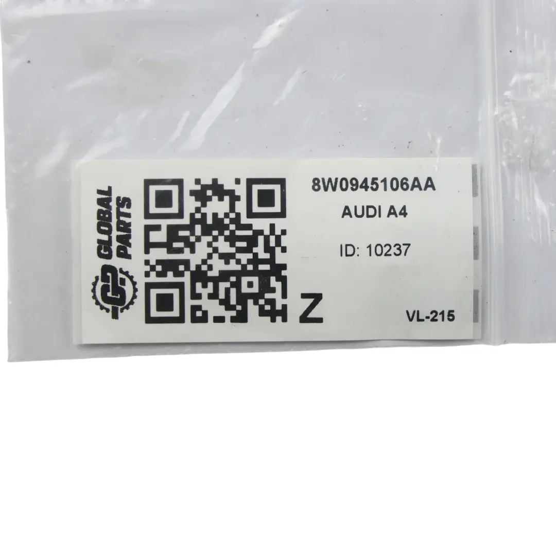 Audi A4 B9 Odblask Zderzaka Tylnego Zewnętrzny Prawy - SKU 8W0945106AA - Numer Części 8W0945106AA