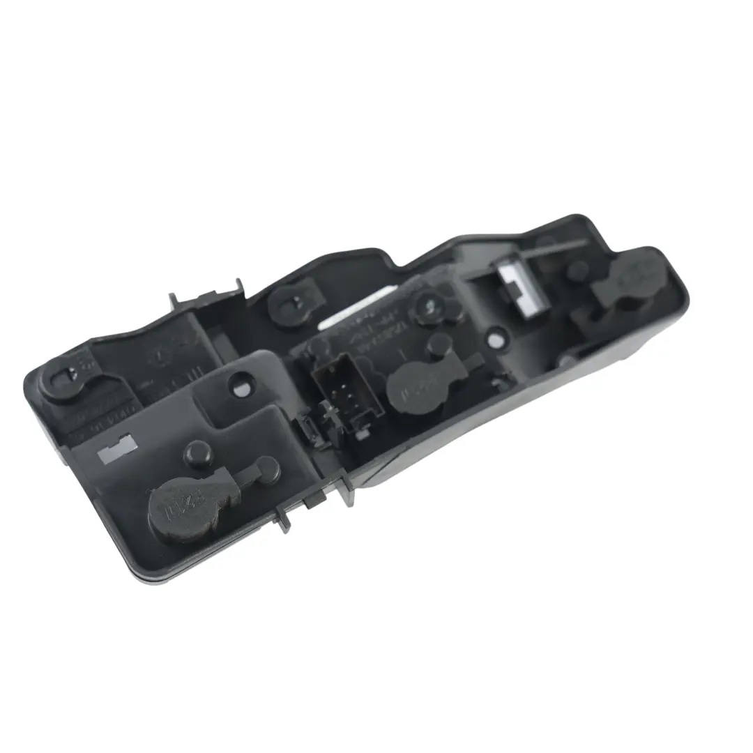 Supporto Portalampada Portellone Posteriore Sinistro per Audi A1 8X con numero di parte 8X0945257 Audi A1 8X Supporto Portalampada Portellone Posteriore Sinistro - SKU 8X0945257 - Numero di parte 8X0945257