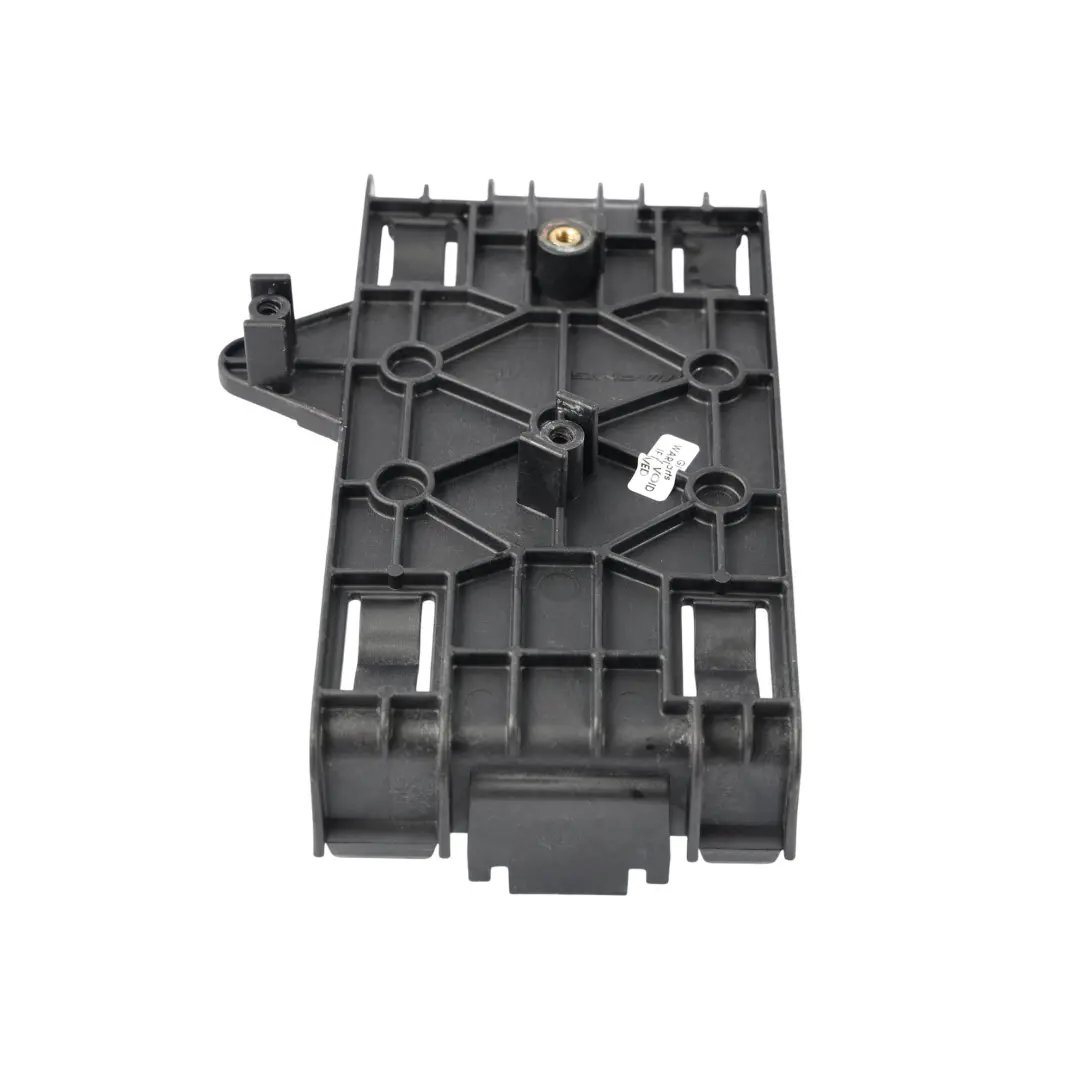 Wspornik Rury Intercoolera M133 Benzyna do Mercedes C117 CLA 45 o numerze A1330900040 Mercedes C117 CLA 45 Wspornik Rury Intercoolera M133 Benzyna - SKU A1330900040 - Numer Części A1330900040