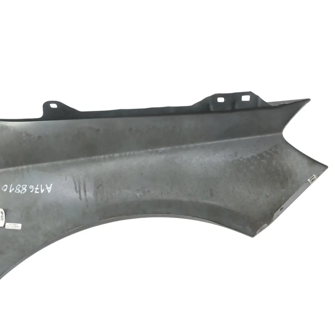 Aile Avant Gauche Garniture Latérale Mountain Grey - 787 pour Mercedes W176 à propos du numéro de pièce A1768810101 Mercedes W176 Aile Avant Gauche Garniture Latérale Mountain Grey - 787 - SKU A1768810101-MG - Numéro de pièce A1768810101