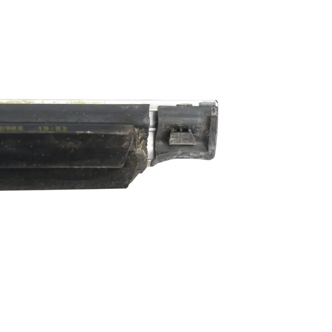 Riel Sellado Ventana Puerta Delantera Izquierda Negro para Mercedes W177 con número de pieza A1777258500 Mercedes W177 Riel Sellado Ventana Puerta Delantera Izquierda Negro - SKU A1777258500 - Número de pieza A1777258500