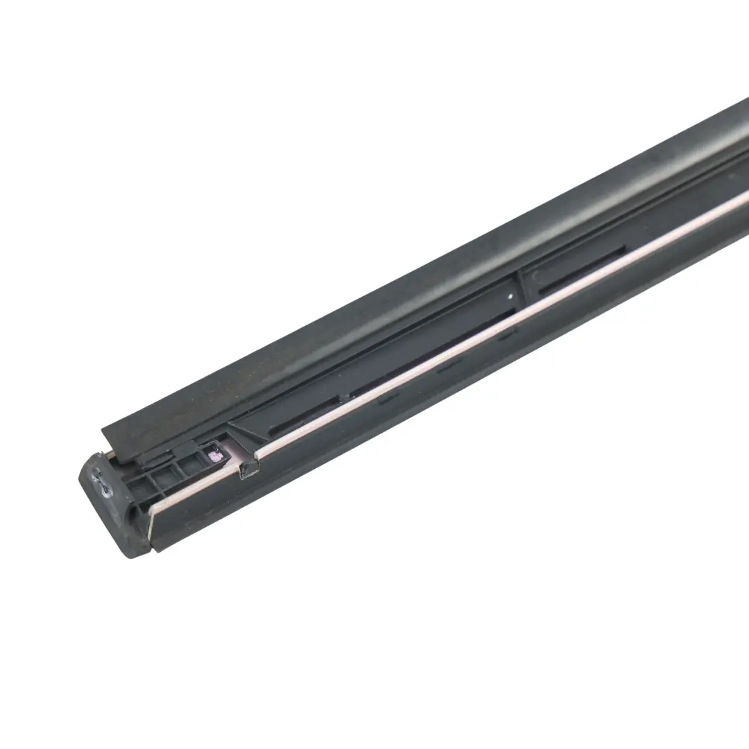 Deflettore Acqua Parabrezza Anteriore Sinistro per Mercedes W204 con numero di parte A2046906862 Mercedes W204 Deflettore Acqua Parabrezza Anteriore Sinistro - SKU A2046906862 - Numero di parte A2046906862