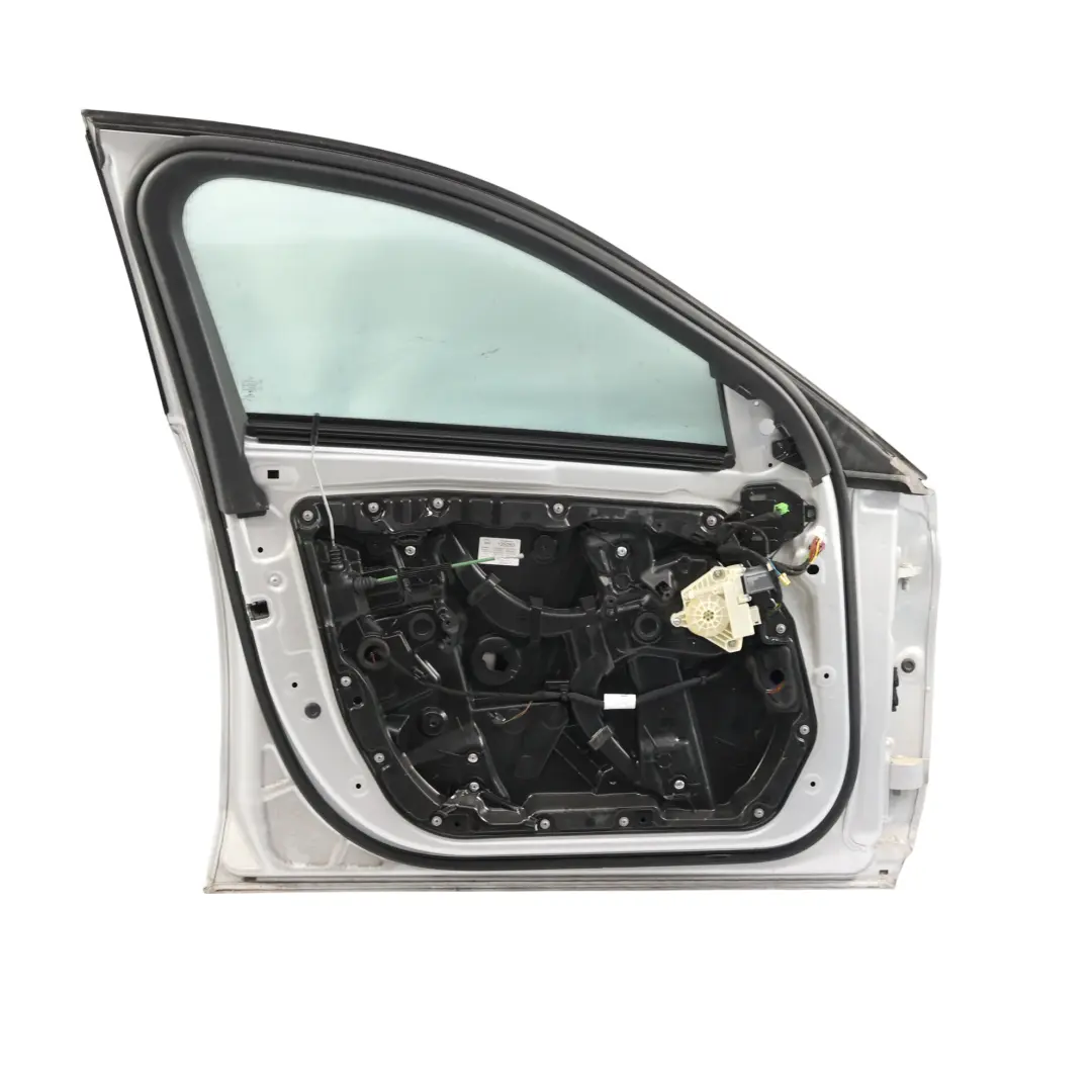 Porta Anteriore Sinistra Iridium Silver Metallic - 775 per Mercedes W205 con numero di parte A2057200105 Mercedes W205 Porta Anteriore Sinistra Iridium Silver Metallic - 775 - SKU A2057200105-IRS - Numero di parte A2057200105